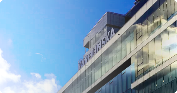 Karolinska sjukhuset framför en blå himmel