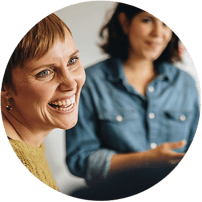 En glad kvinna på en arbetsplats