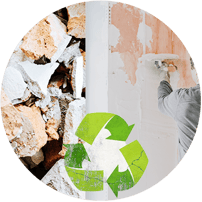 En tegelvägg med en hållbarhetssymbol